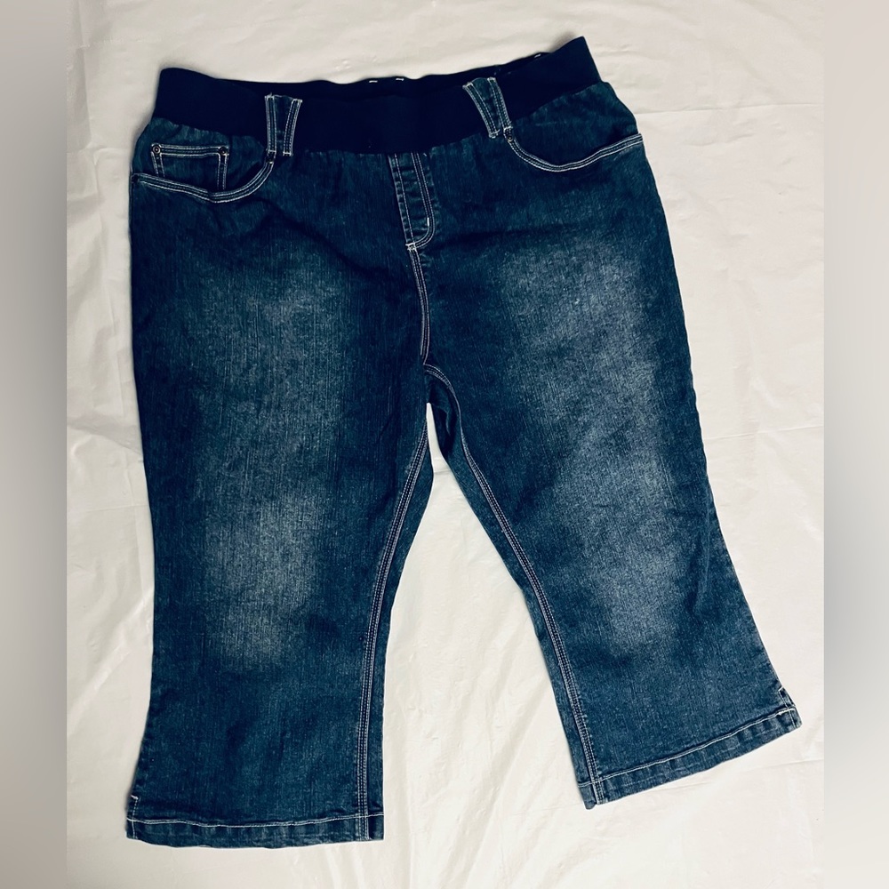 Announcements/ Maternity capris jeans/ medium 8/10